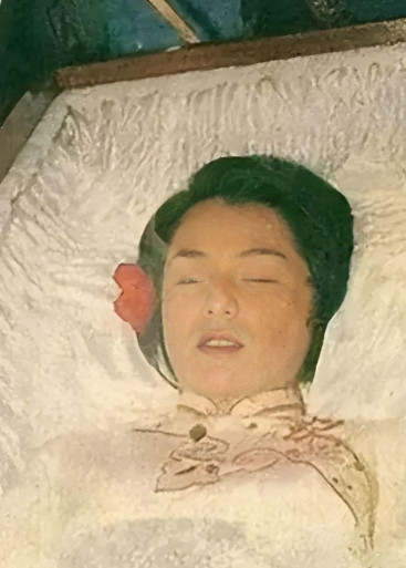 1985年，殡仪馆里放着翁美玲的遗体，身上的寿衣是自己穿上的，是拍古装戏时的戏服