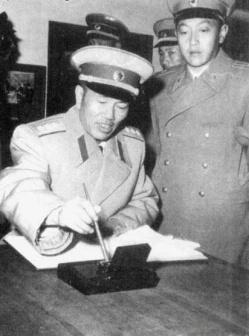 在陕北临真镇，毛主席正拿着烟斗干咂，一支烟也找不到，他眼神一转，看向身旁的邓华，