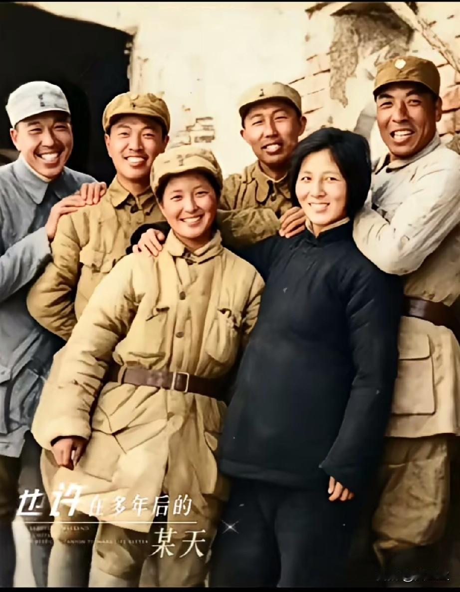 邓华与战友家属战地留影1941年，河北石家庄拍下这张战地合影。后排左起为黄