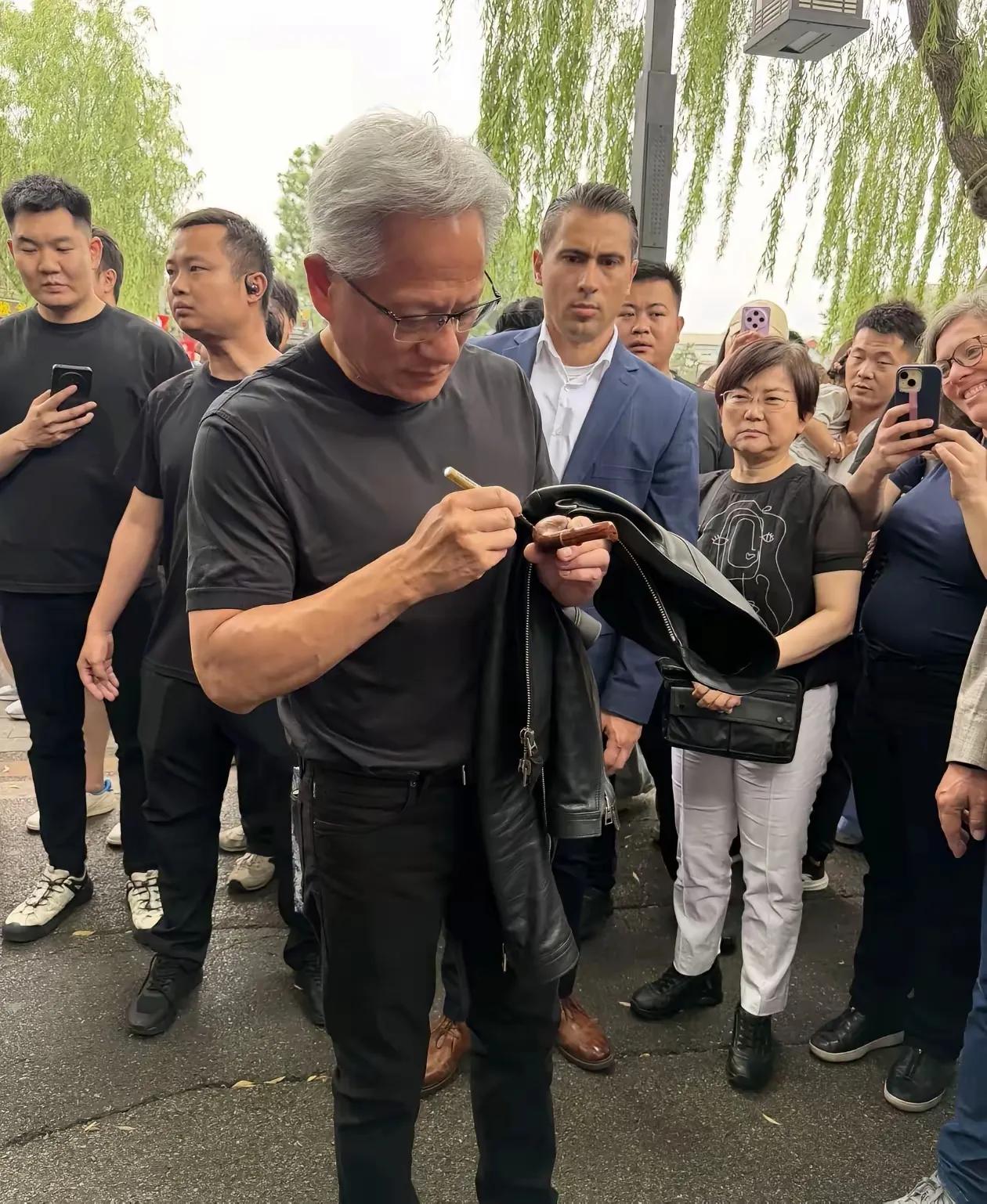 黄仁勋这次来北京，还真有点意思。逛街的时候，有人直接把一个烟斗递过去，想请他签个