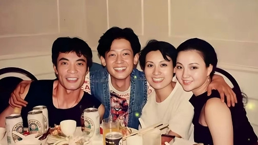 1994年，刘威、王志文和两名女生的合影。不知这两位女生是谁？岁月流逝
