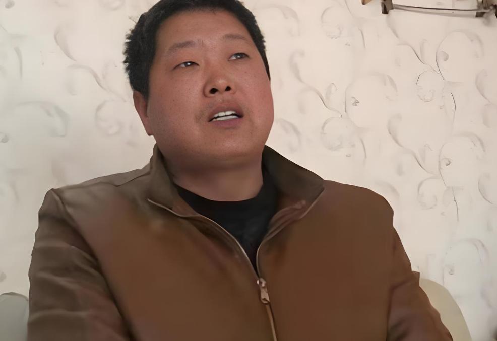 河南郸城硬核老兵仵瑞华在街头风吹日晒修了20多年水电，47岁那年去镇政府办事，竟