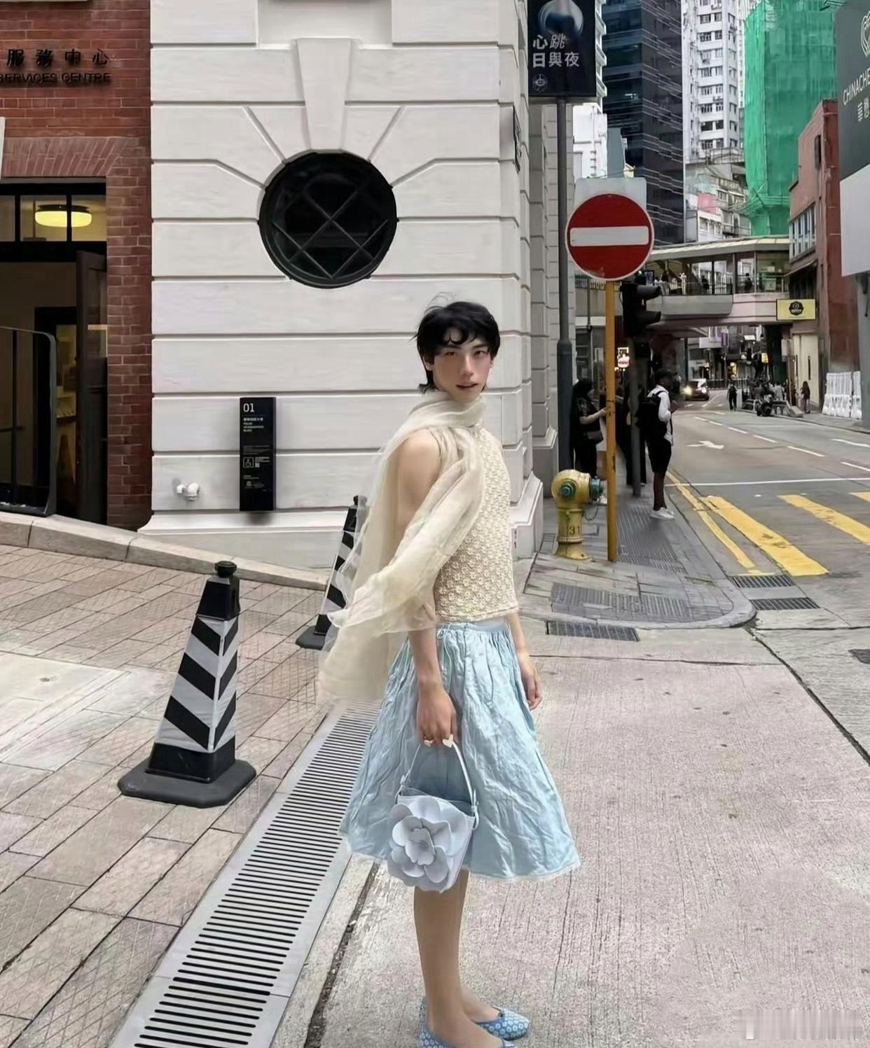 伊能静的儿子，这是走上了向佐的赛道。