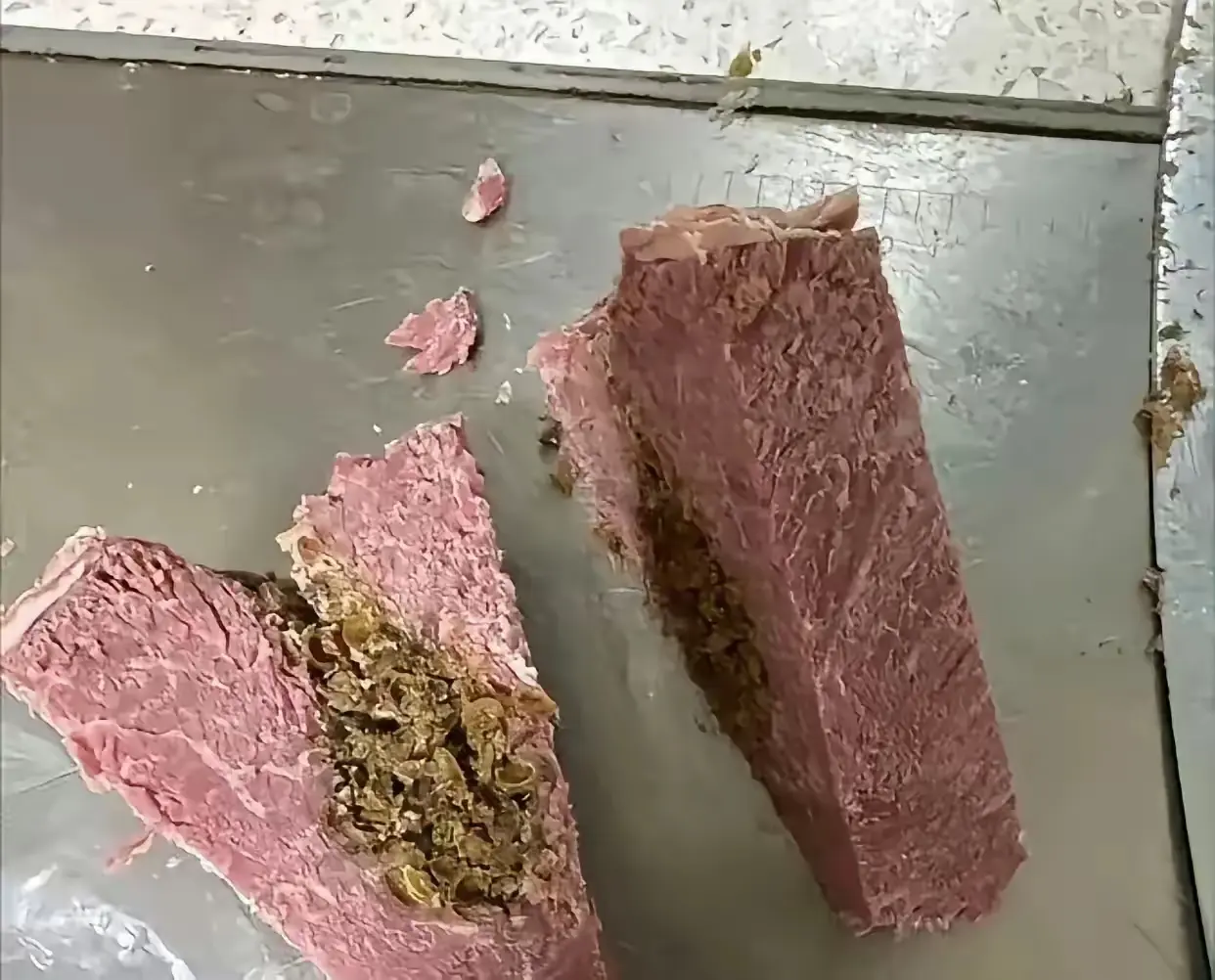 在街上买的牛肉，切开一看傻眼了​