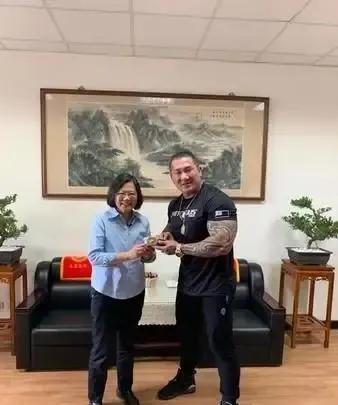 台统派时事评论员黄智贤为啥对台网红“馆长”这次参访大陆并直播表示反对，说馆长陈之