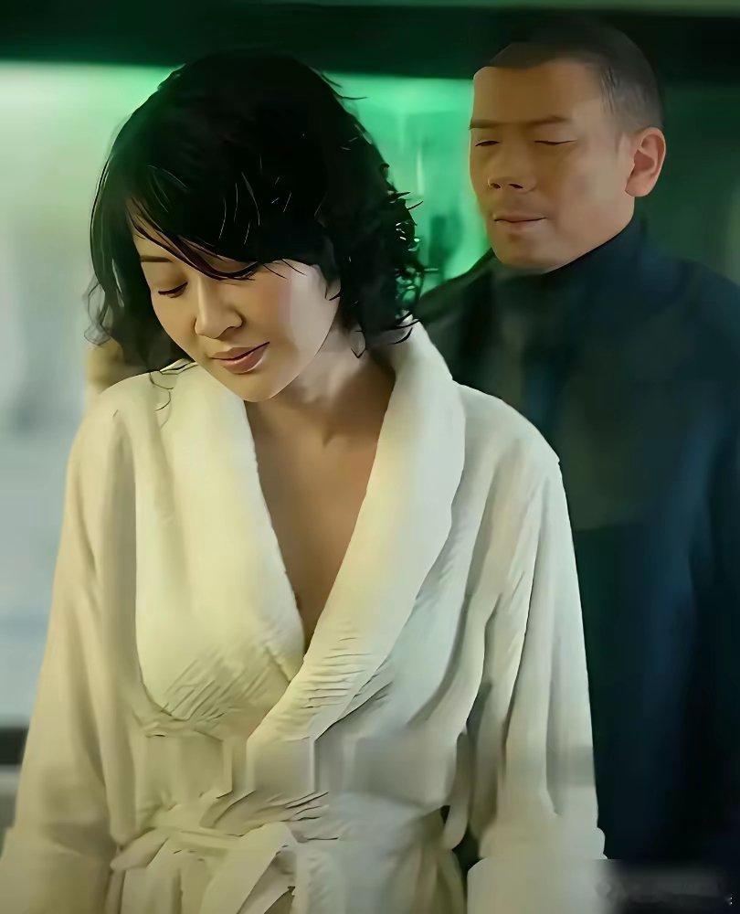 别扯什么为艺术献身。我告诉你，《老炮儿》那场戏的底牌，就是一个赤裸裸的交易。你看