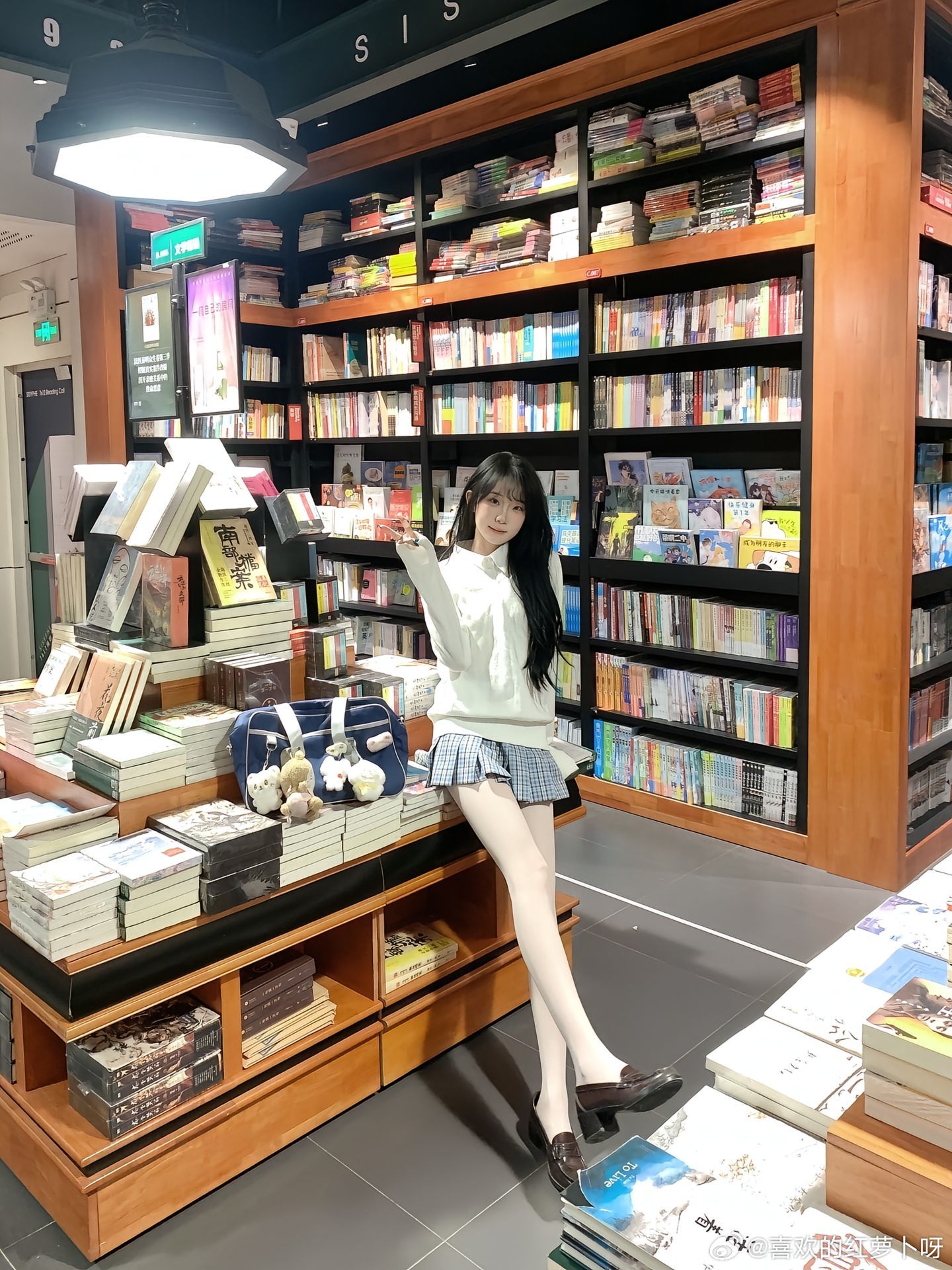 奶白丝袜搭配Jk，图书馆也很出片呀～​​​