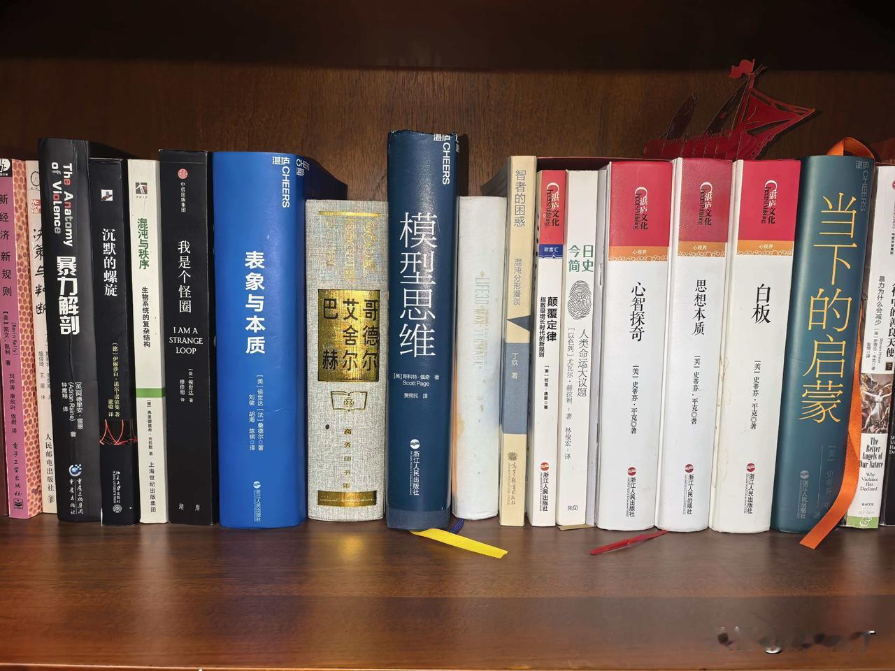 今天是世界读书日，我让大神老哥拍了几张他书柜的照片，给他说我想写一篇有关读书的文