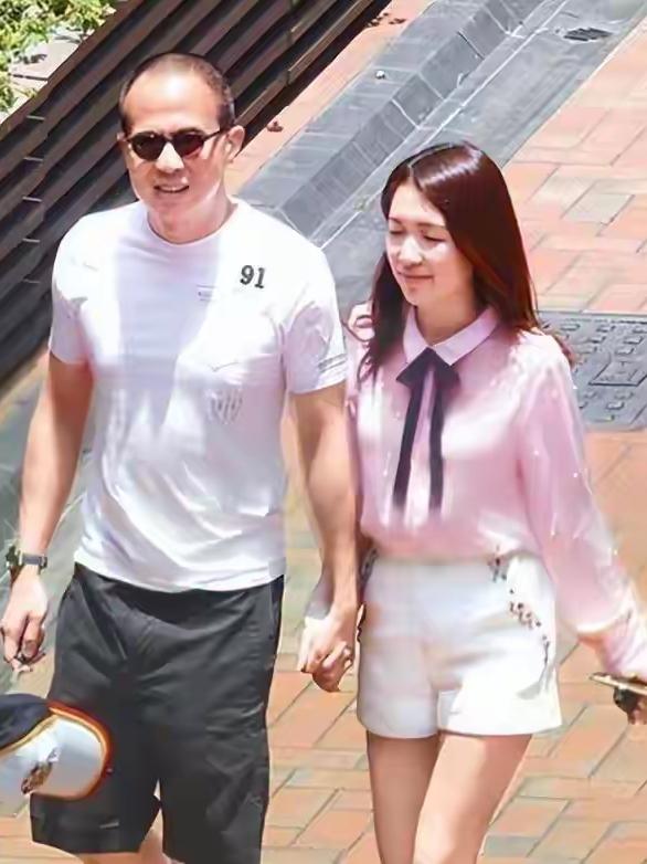 2018年，52岁的李泽楷与26岁的港姐冠军郭嘉文十指紧扣，面对众多记者的长枪短