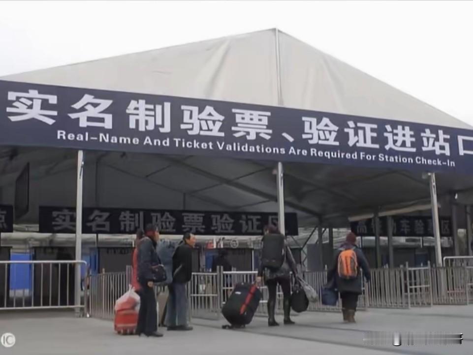 有人问“两人三座”事件中的人如果换成是孕妇的话，那挨批的又会是谁呢？