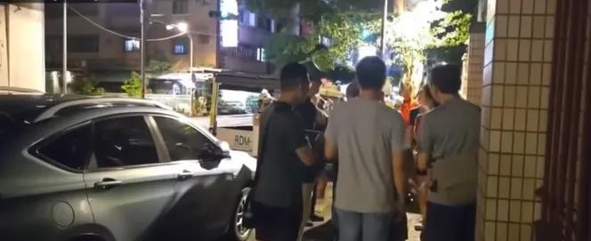 7月26日大罢免投票日蓝白大获全胜后，民众党的支持者小草们，自发前往台北土城看守