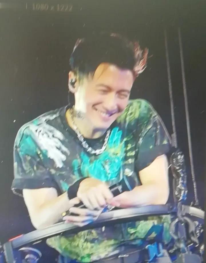 谢霆锋长子Lucas赴澳留学，拒绝与父亲告别。这记耳光，扇得够响。一个父亲，