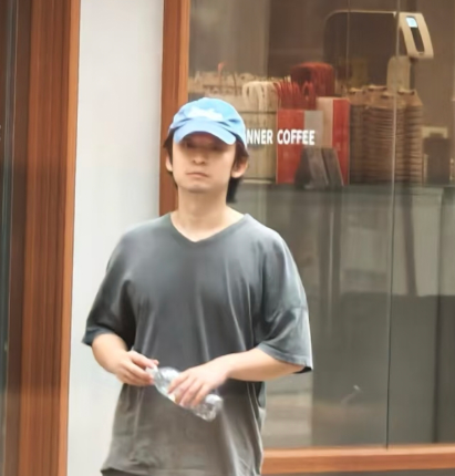 32岁董子健现身广东旅游他现实中真人看起来很成熟老气，充满了沧桑感，外表要比实