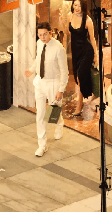 谁懂啊！向涵之新剧拍摄现场意外摔倒，居然是真实发生的意外，不是剧情！陈伟霆回头那