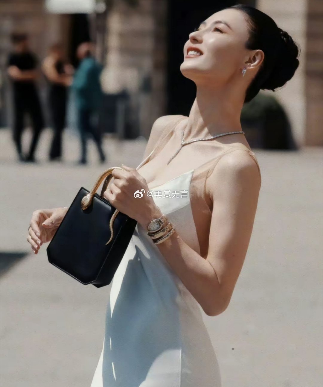 她算得上是香港第一美女了吧？也没有什么绯闻，生活干干净净的。