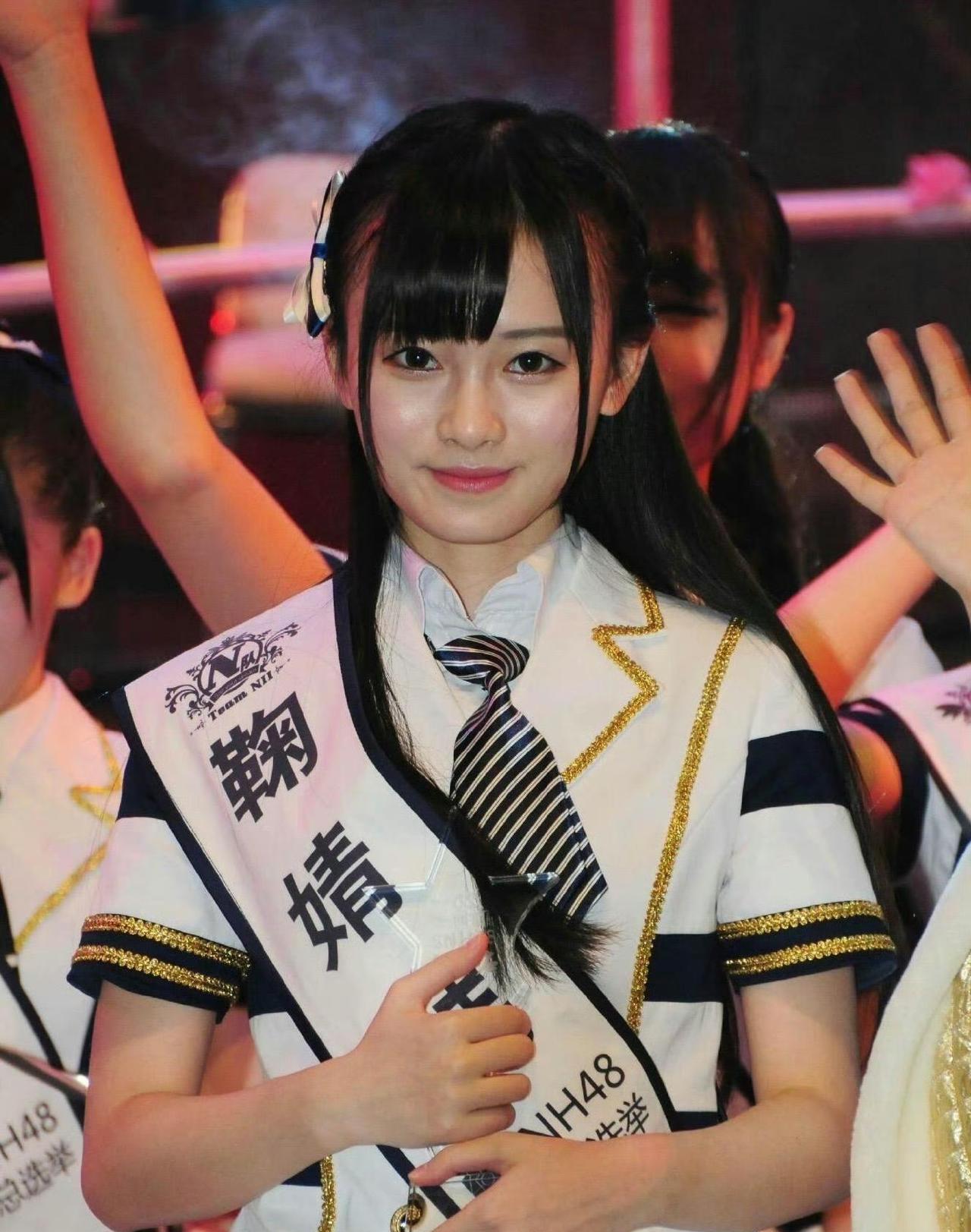 鞠婧祎以前也挺好看的，这时候还有婴儿肥，妆容也很简单清爽，现在完全是建模脸了，能