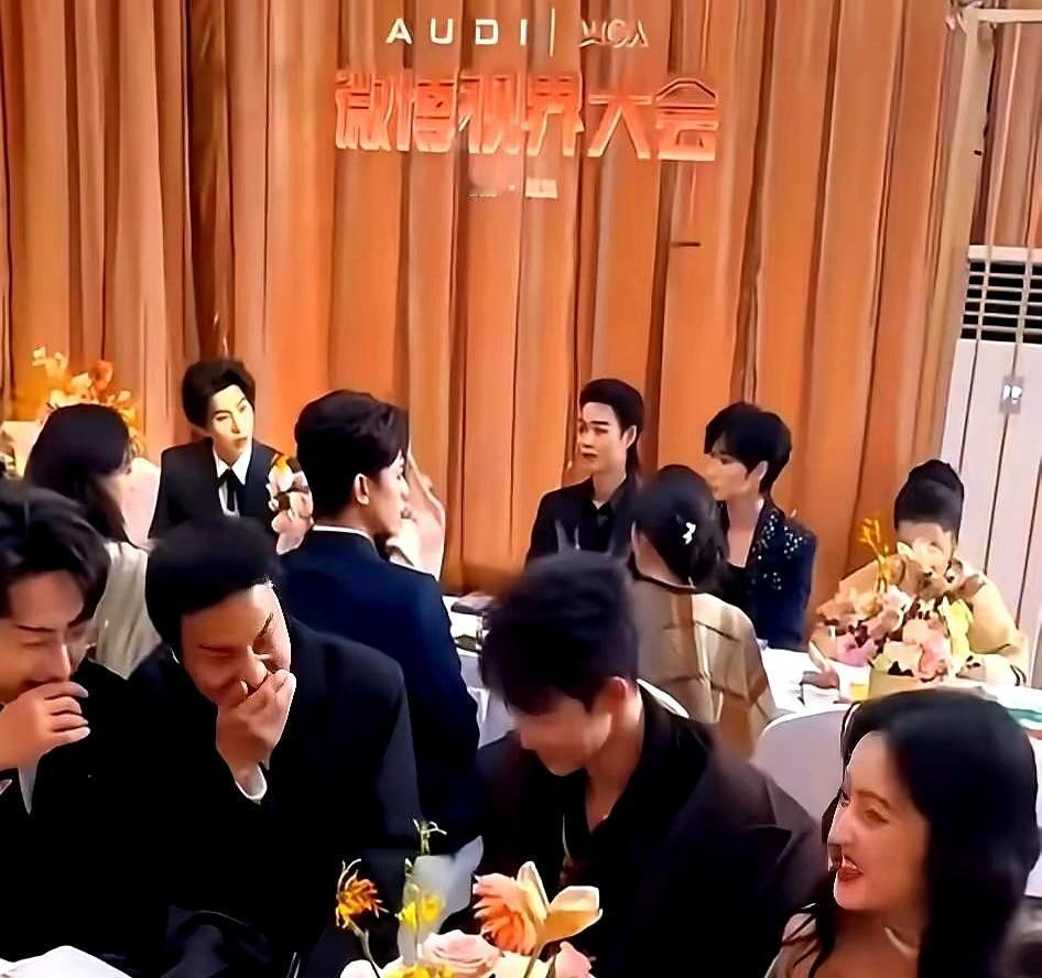 柯淳坐角落，徐志胜坐C位。不是他不够火，是规矩还没跟上流量。短剧一天播亿次，