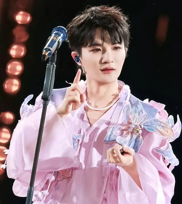 周深从被嫌弃到成为明星偶像，他的实力打脸质疑者；演唱会一票难求，连刘涛都成小