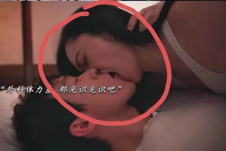 姚晨和侯雯元的这个接吻画面真的很可怕，像两只野兽在厮杀，用嘴撕咬，想要吃了对方…
