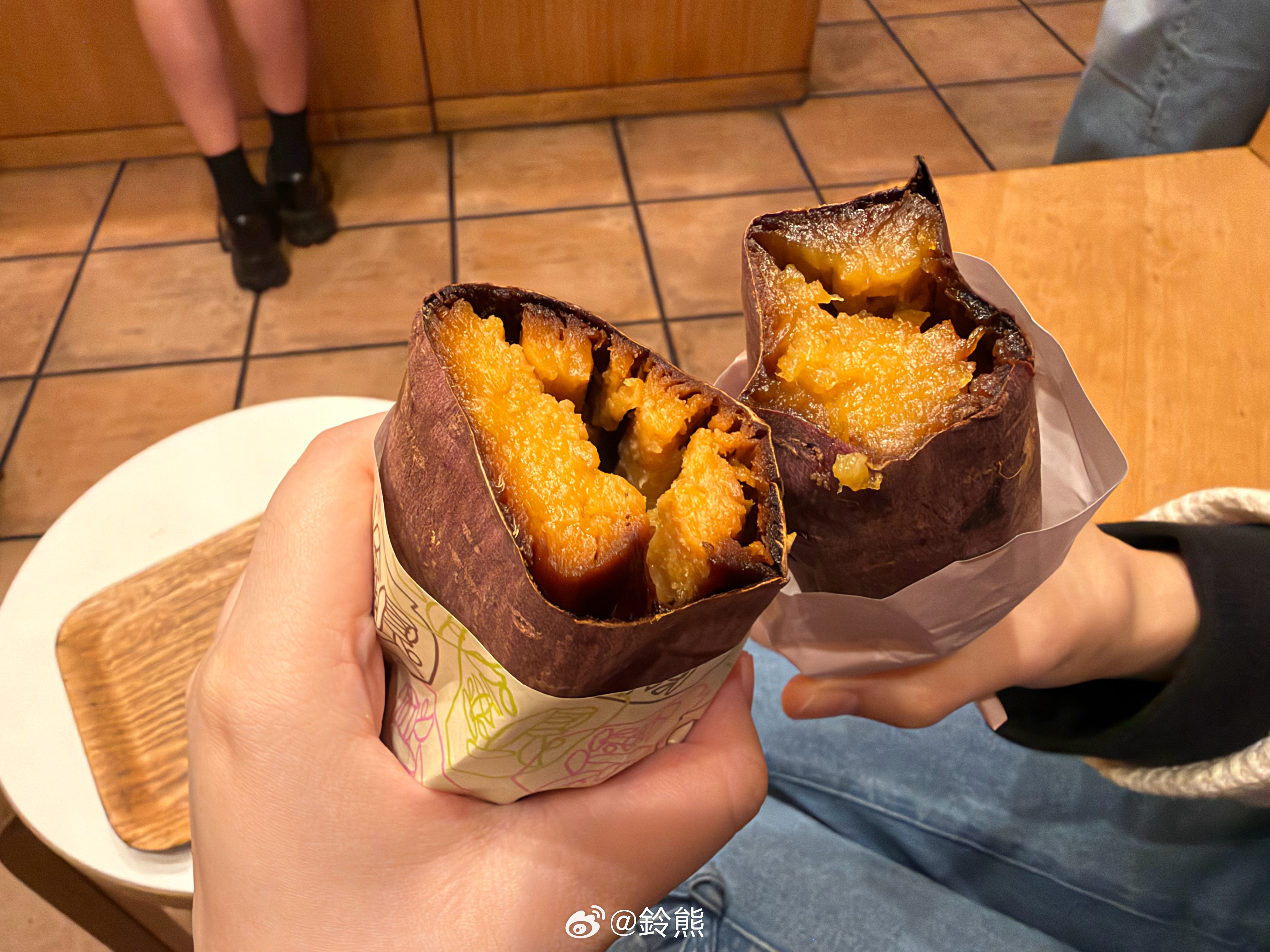 看到旁边老日连皮啃完了一整个烤红薯震撼了我一整年​​​