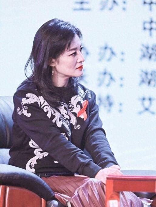 55岁周涛终于穿卫衣了，搭配百褶裙和齐肩发型，看起来时尚不减龄又时尚