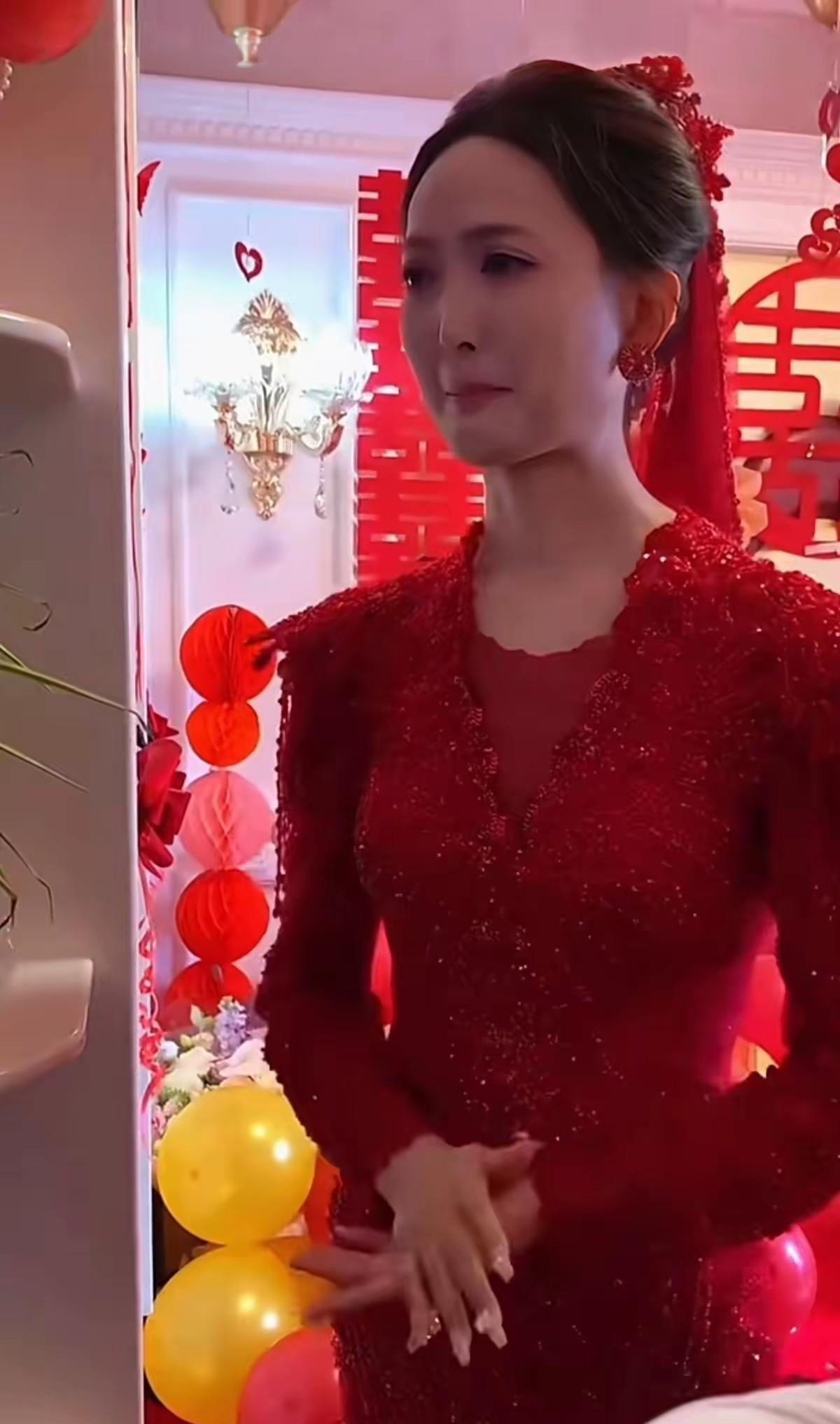 漂亮的新娘这是怎么的了？在这大喜的日子里，穿着大红的结婚盛装，眼里却似乎浸满了绿