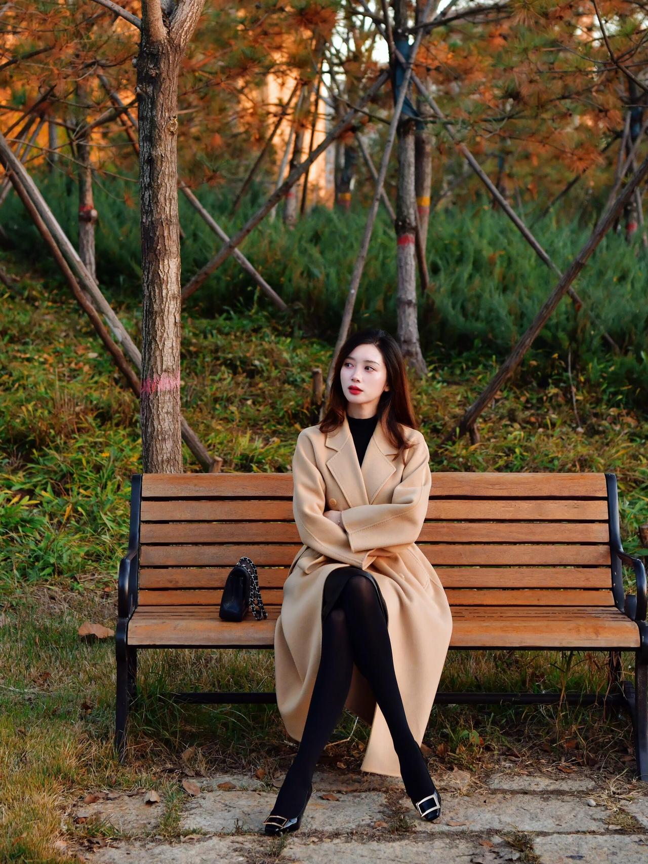 秋日午后，公园长椅上的优雅女子