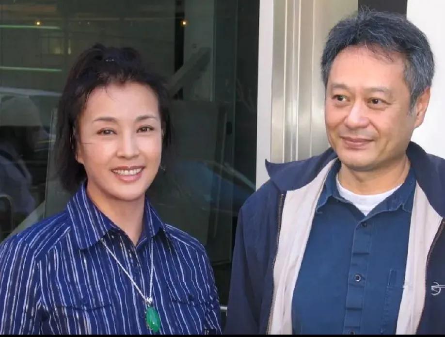 刘晓庆和李安合影，比刘晓庆大一岁的李安气色不错，略显沧桑的刘晓庆脖子上戴的绿色挂