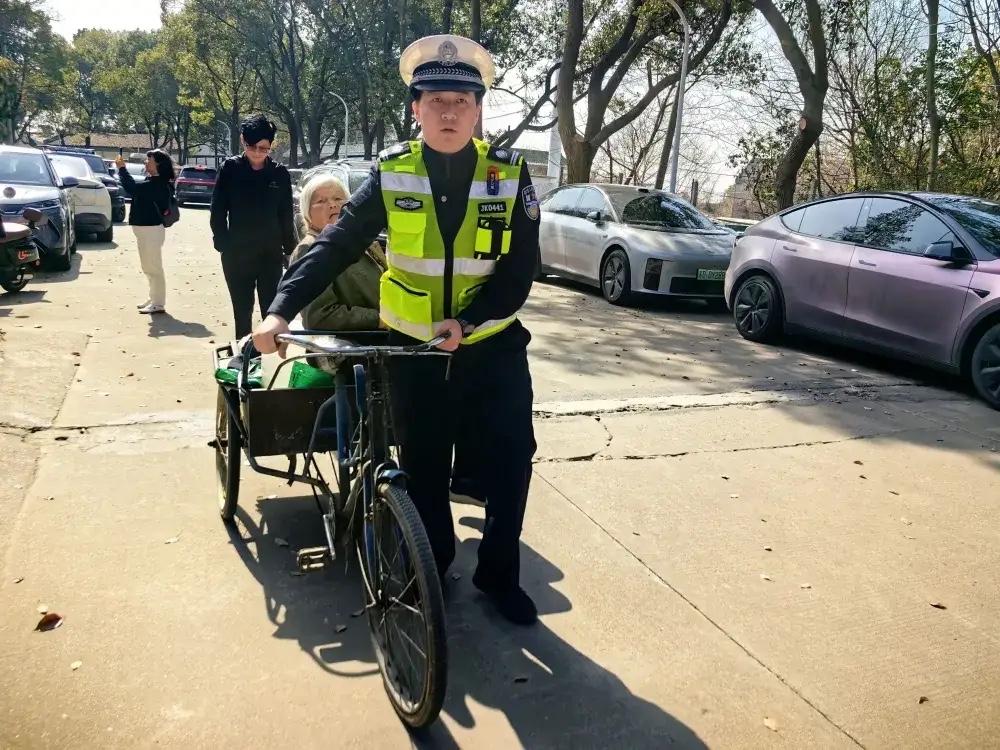 “看哭了！”近日，江苏常州，一高龄老人因为年纪大了，已经6年没去祭扫老伴，当天她