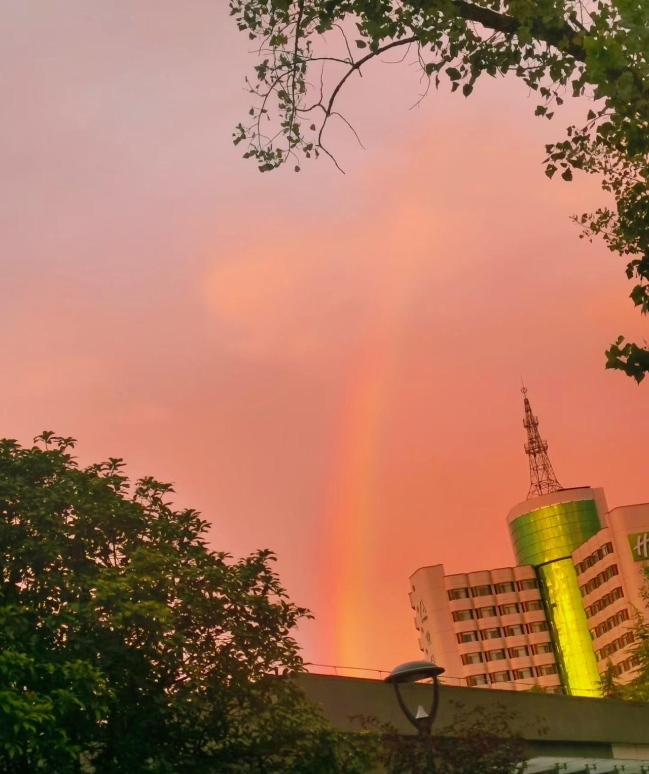 一个社会学家说:“男人最大的瘾是女人，烟酒可以戒，女人戒不掉。女人最大的瘾，不