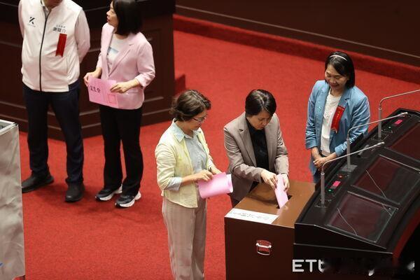 赖清德再被羞辱！蓝白联手挡下“中选会”3人，韩国瑜未领票台“中选会”委员人数尚