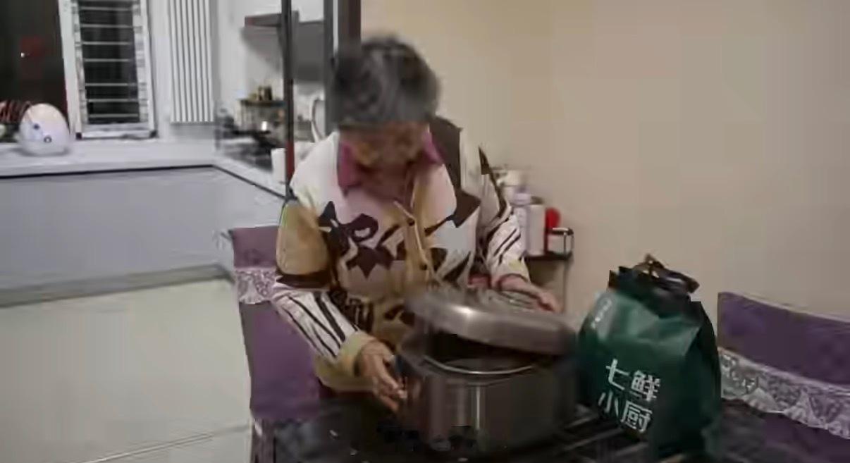 外卖点的米饭居然是电饭煲装来的好家伙，我以为你闹着玩呢，结果你真的点外卖直接用电