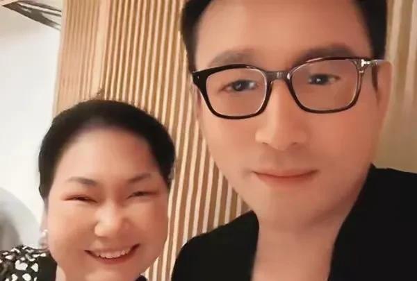 S妈这次终于可以“死心了”了吧。汪小菲证也领了，婚礼也举办完了，名正言顺的丈母