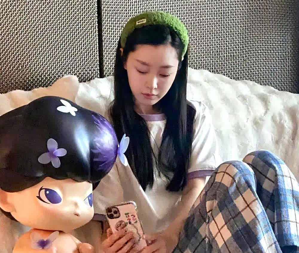 宋轶居家照，大玩偶小脚丫意外抢镜，这奇妙组合到底藏啥玄机？她窝在松软的床