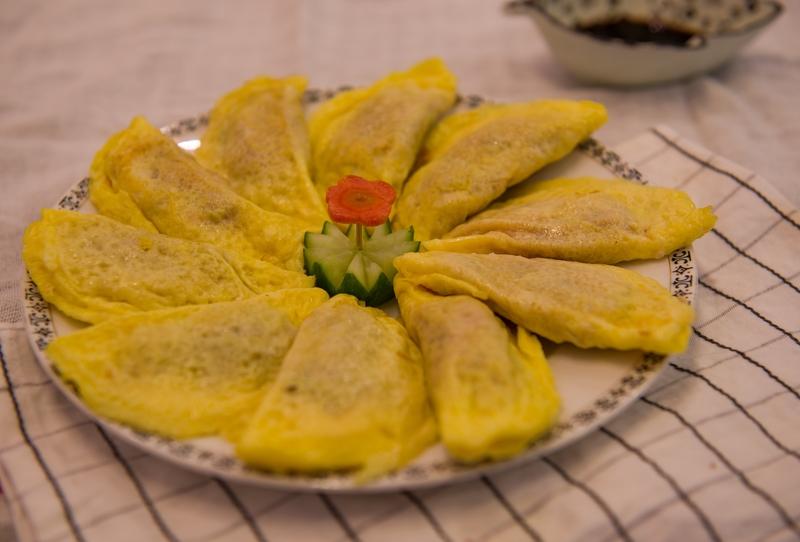 无锡网友的年夜饭可太有特色了。蛋饺绝对是硬菜担当，自家做的金黄蛋液裹着鲜肉，像小