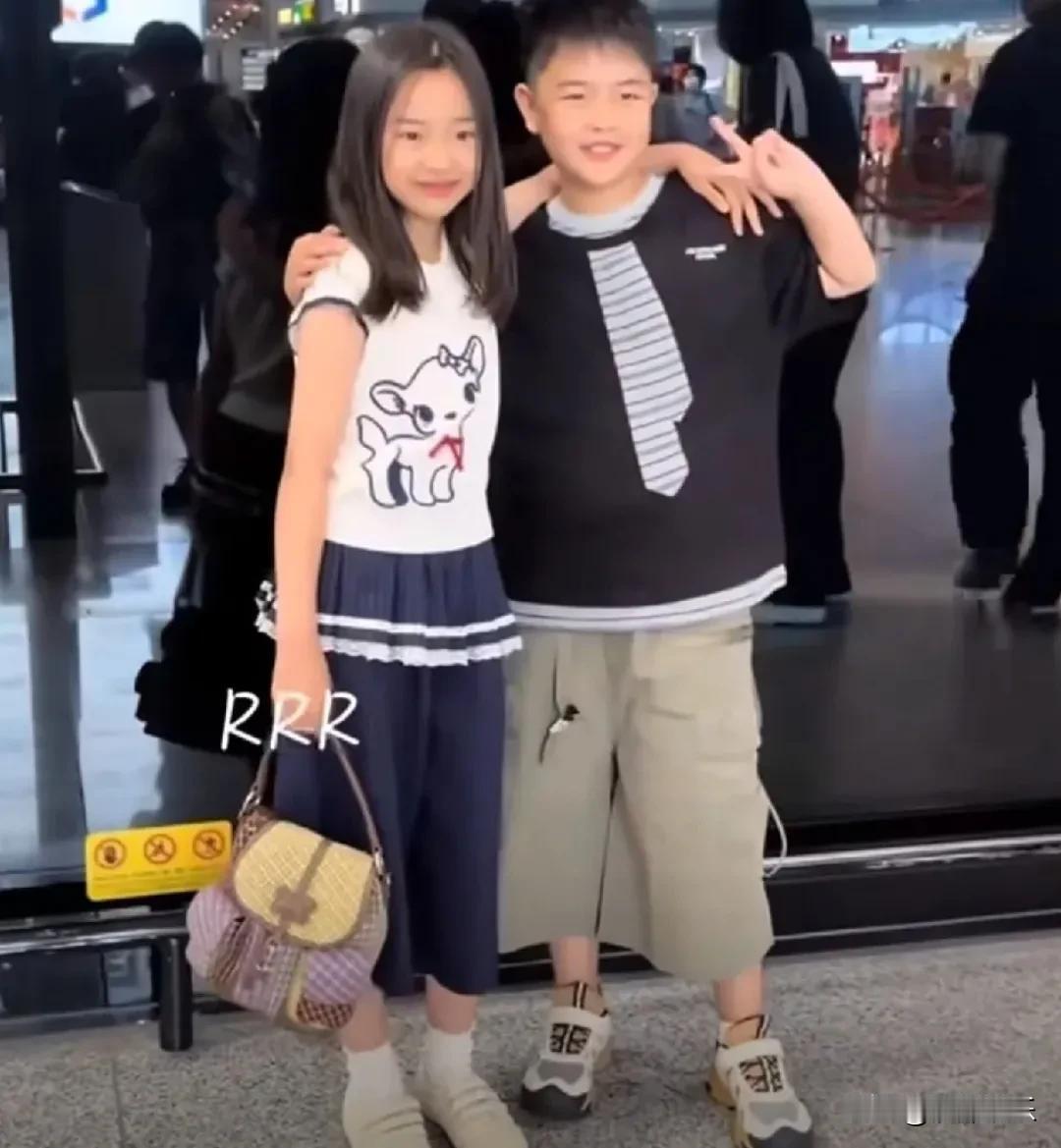 陈思诚儿子，太懂了！6月5日，陈思诚儿子朵朵和佟丽娅女儿小酒窝同框现身机场