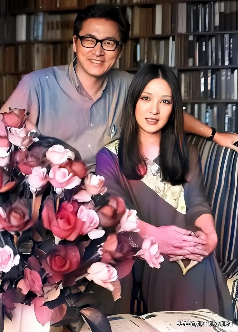 胡因梦在自传中回忆，她和李敖结婚同住之后，她很快就发现了李敖是一个情绪巨婴，很容