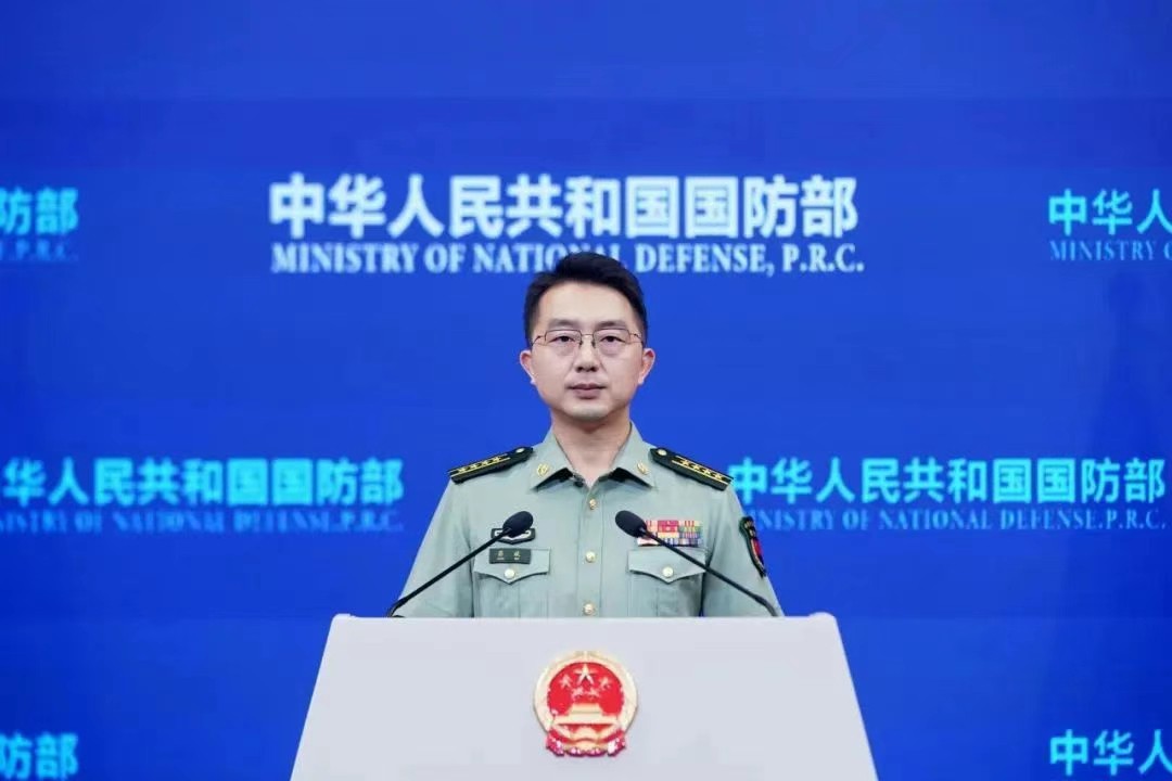 关于菲律宾防长要求中国弃核的言论，确实令人费解。14日，中国国防部发言人蒋斌大校