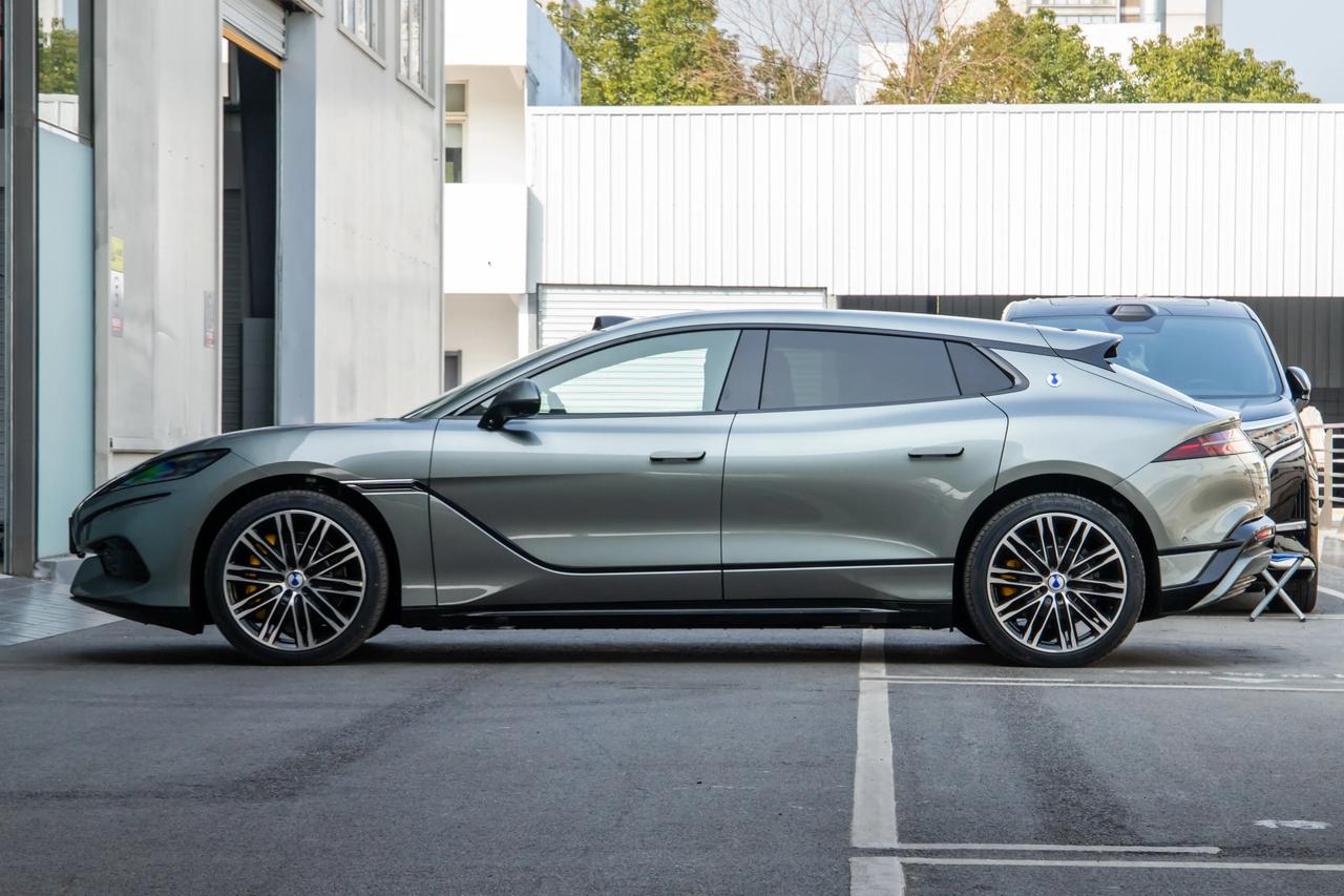 比亚迪发布会上，腾势Z9GT看点满满啊，价格，续航，闪充，各方面是拉满了，这次销