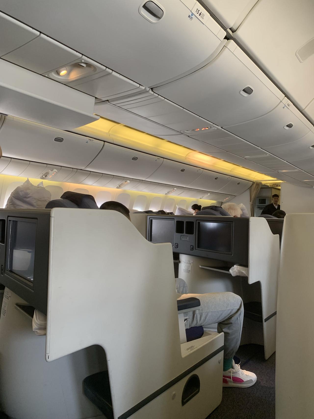 前些日子看新闻说，国内航空公司上都有免费WiFi了，飞行过程中也可以上网。今天登