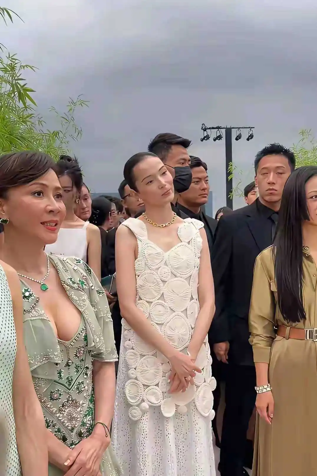 刘嘉玲真的是拼了老命了！都60岁的人了，穿的这么暴露真的好吗