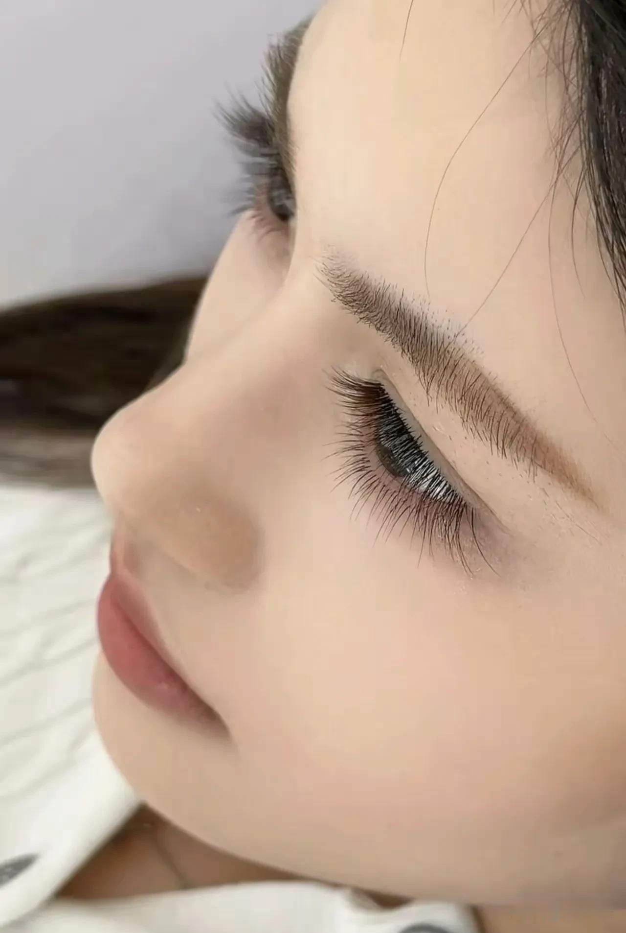 这种眉眼，真的是天然的吗，太漂亮了吧