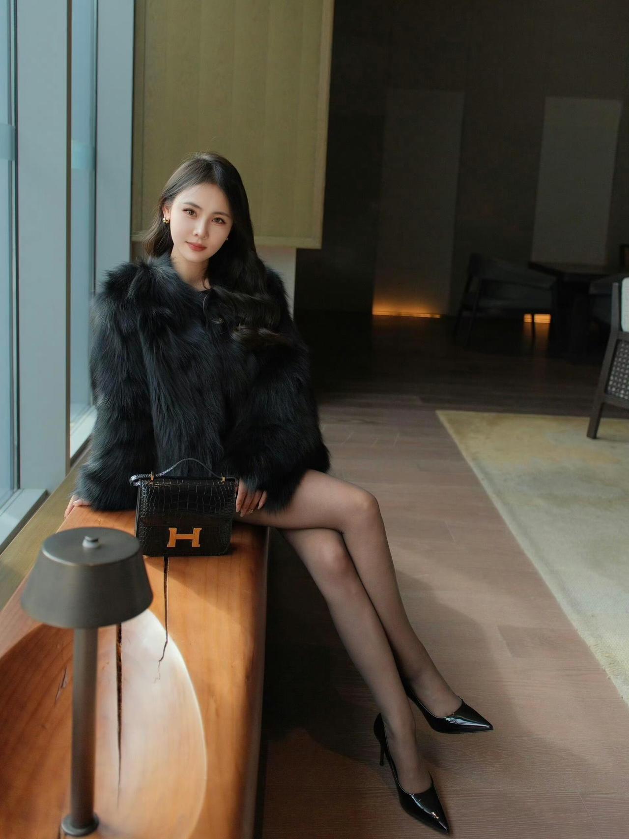 奢华酷飒的黑貂皮+皮裙贵气风，把高级和气场完美糅合。黑色貂皮短外套自带奢华贵气，