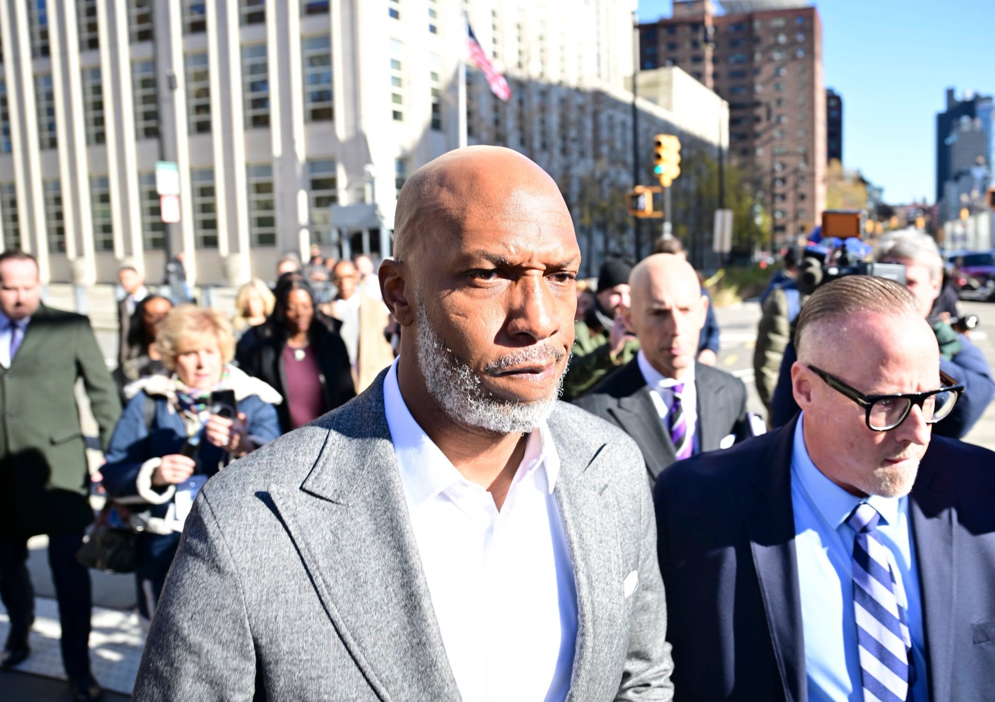 在开拓者击败雄鹿的这一天，名义上还是他们主教练的比卢普斯在纽约开庭，否认一切指控