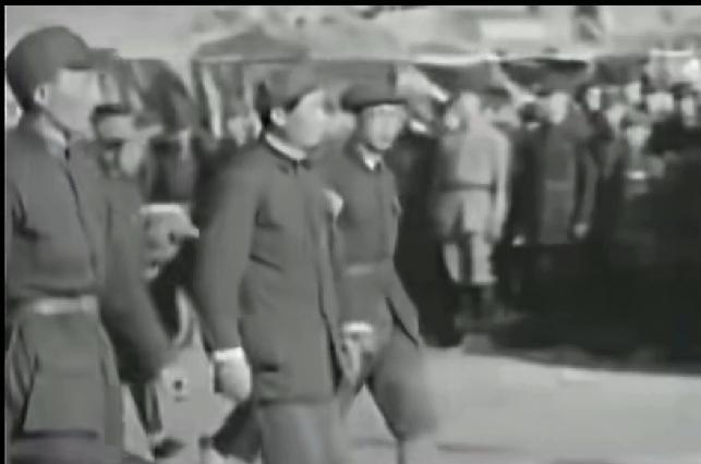 1943年9月16日，伟人在王震等人陪同下查看南泥湾。当天，伟人察看了庄稼，