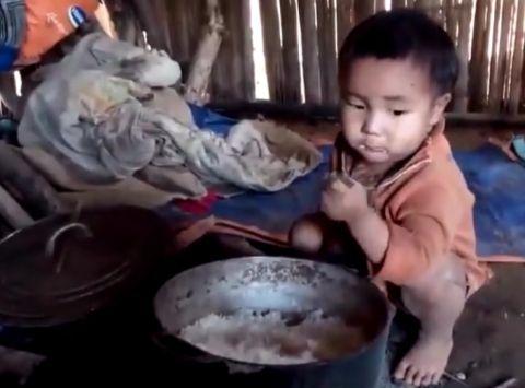 3岁孩子从锅里舀干饭吃, 接下来一幕不禁落泪