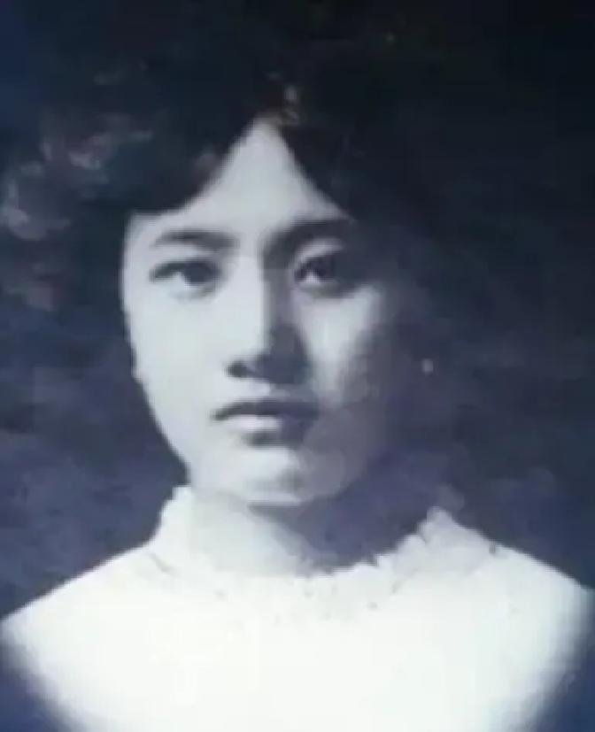 一天早晨，民国女子董竹君忽感下身不适，发现床上竟有一摊血污，吓得花容失色，伺候她