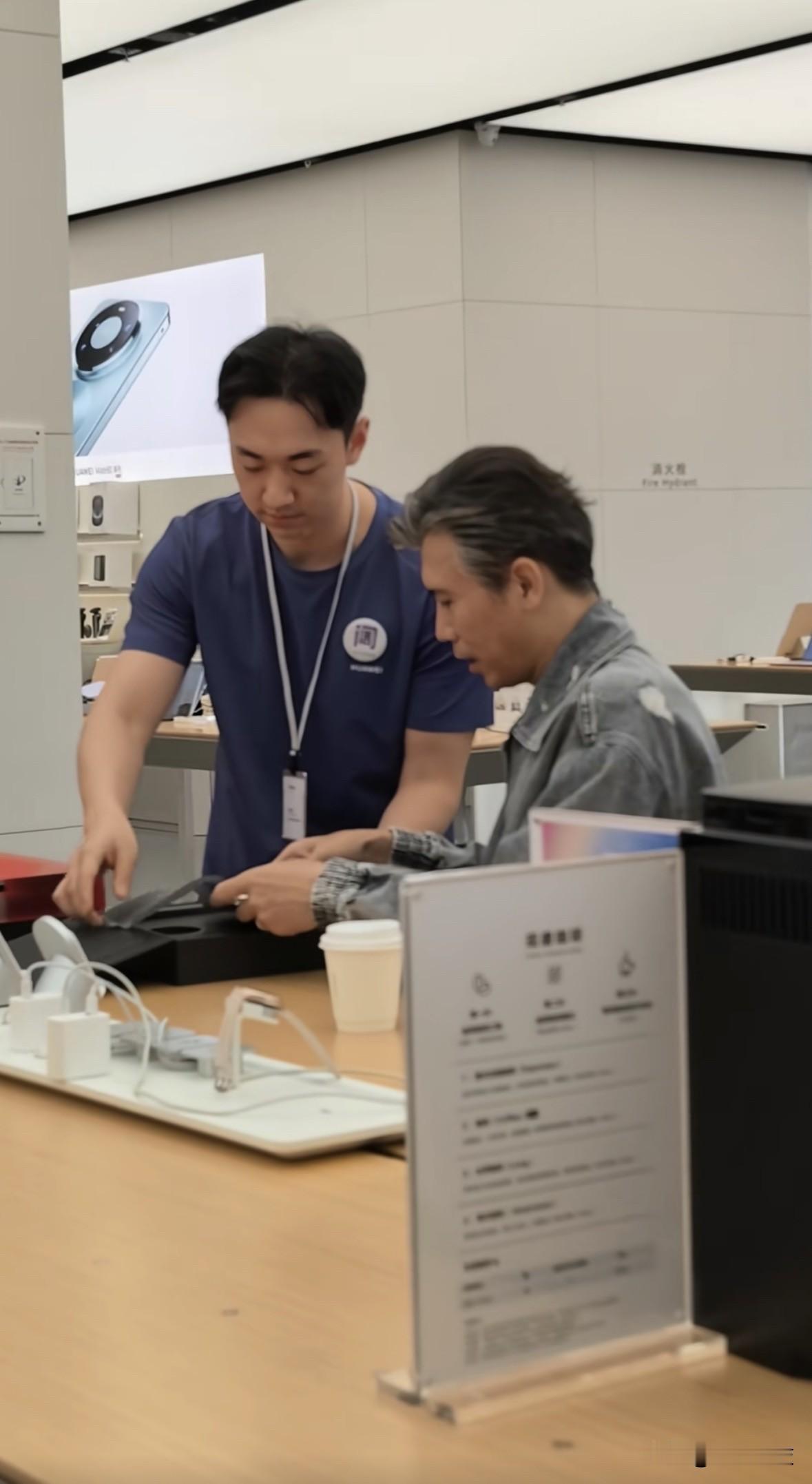 网友偶遇演员李乃文在重庆线下购买华为MateXT2三折叠手机，把玩得很小心。笔