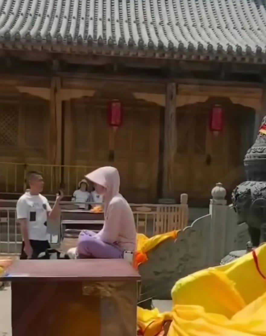 近日一名年轻女子坐在供桌上，自称五爷，斥责上香的人，说上香无用。此女不是