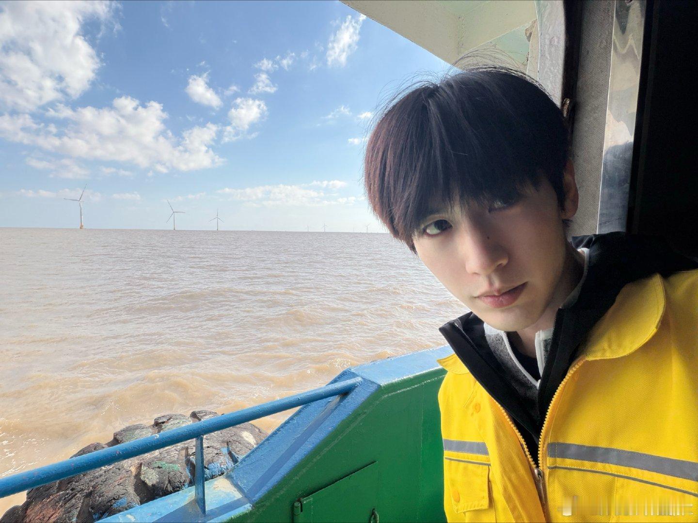 张凌赫希望能源漫步定格旅途美好碎片，和张凌赫开启浪漫能源漫步，探索能源领域新突破